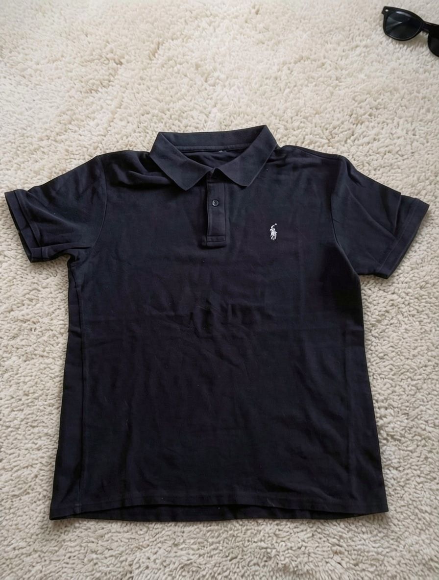 Result from STC Prime: black polo shirt on a light-coloured rug, exactly as it was photographed.