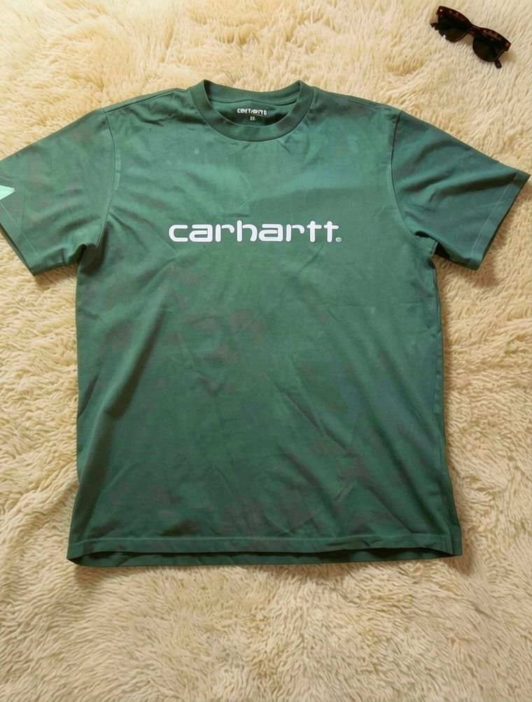 The same T-shirt and the same rug, with light coming in from one side