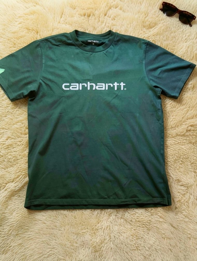 The same T-shirt and the same rug, with cooler, harder light