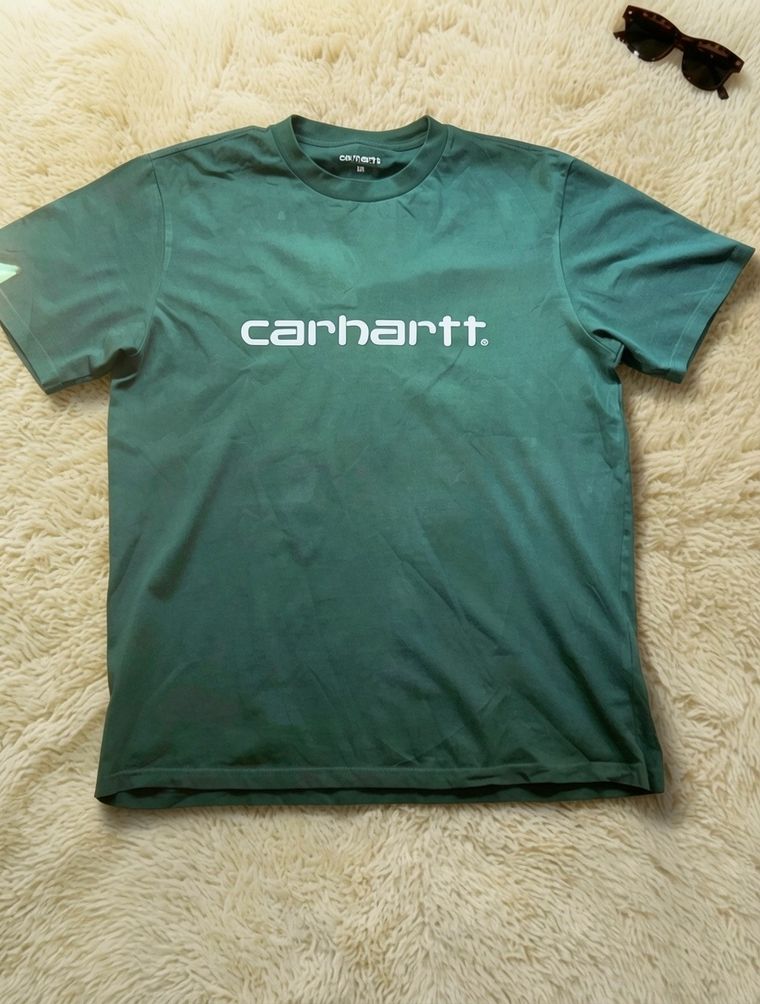 The same T-shirt and the same rug, with more open, flatter light